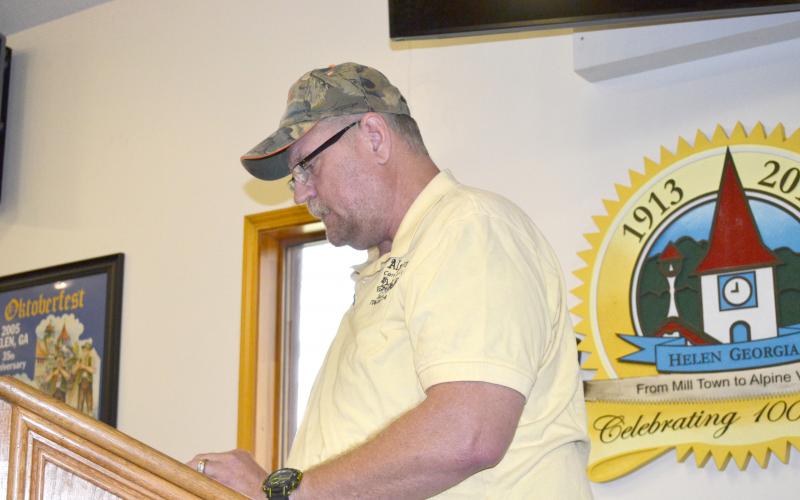 Chris Seymour with Alpine Carriage Company spoke at the Helen City Commission meeting on Tuesday, Oct. 8. (Photo/Stephanie Hill)
