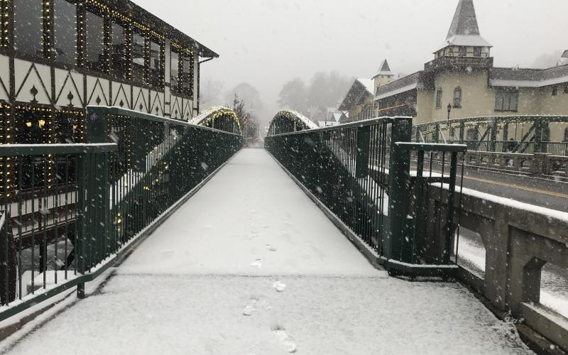 The snow Saturday morning covered the pedestrian bridge in Helen. (Photo/Stephanie Hill)