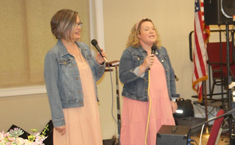 The Cody Cantrell Family sings “He is Love” during the dinner service. (Photo/Jessica Wood)