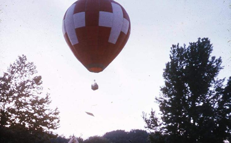 Tarp Head uses Pete Hodkinson’s iconic balloon to lift plywood to the top of Rapunzel’s Tower at the Helendorf in 1974. (Photo/submitted)