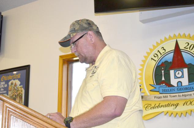 Chris Seymour with Alpine Carriage Company spoke at the Helen City Commission meeting on Tuesday, Oct. 8. (Photo/Stephanie Hill)