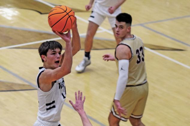 Jadon Yeh, an All-Region selection last year, and the Warriors will play more than 20 games this month. (Photo/Mark Turner)
