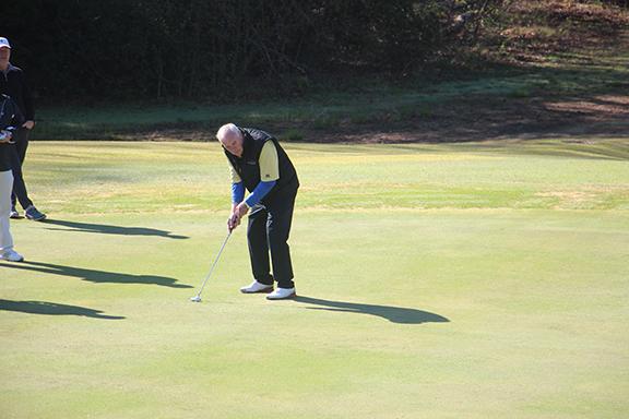 Roger Kaiser, All-American basketball player at Georgia Tech and coaching legend, gears up for a putt. (Photo/Jessica Wood)