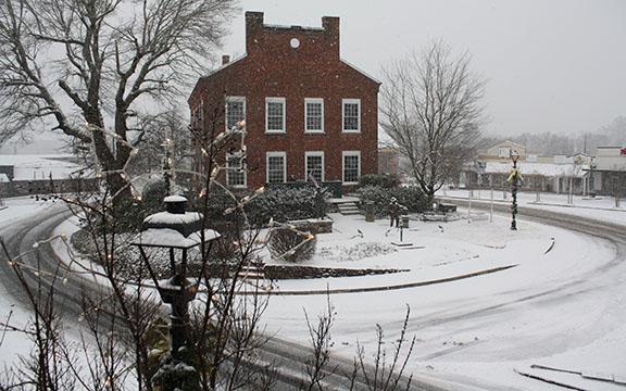 Cleveland’s downtown square was peaceful and quiet on Friday morning as the snow began to come down over White County. (Photo/Eric Tiongson)