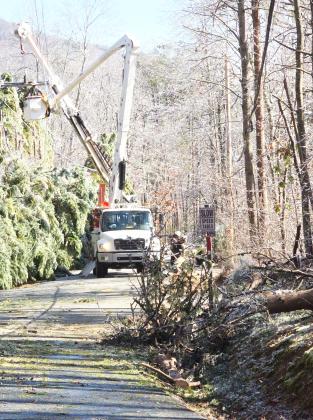 Linemen repair downed power lines last Saturday. PHOTO/DIANNA DANIEL