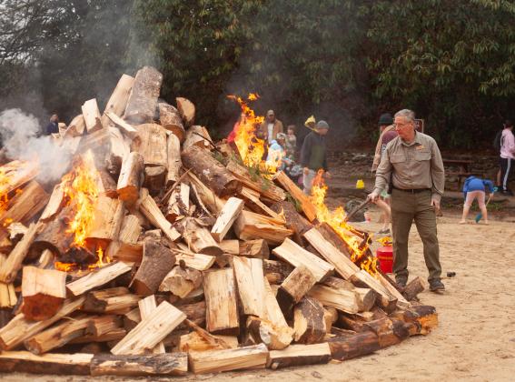 Park manager Marc Malone builds a bonfire for the Winter Bear Plunge at Unicoi State Park on Jan. 3. PHOTO COURTESY OF JESSI TAYLOR/UNICOI STATE PARK
