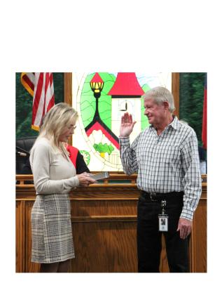 Lee Landress is sworn into office by Helen City Clerk Marilyn Chastain after the commission voted unanimously for him to serve as mayor. CARLY HENDERSON/WCN