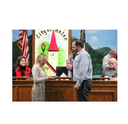 Mervin Barbree is sworn in as  mayor pro tem of Helen by City Clerk Marilyn Chastain on Monday. CARLY HENDERSON/WCN