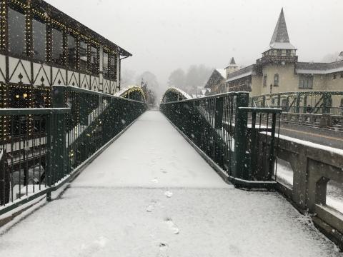 The snow Saturday morning covered the pedestrian bridge in Helen. (Photo/Stephanie Hill)