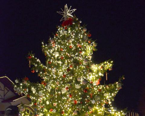 Helen’s annual Lighting of the Village will take place on Friday, Nov. 27, at Riverside Park. (File photo)
