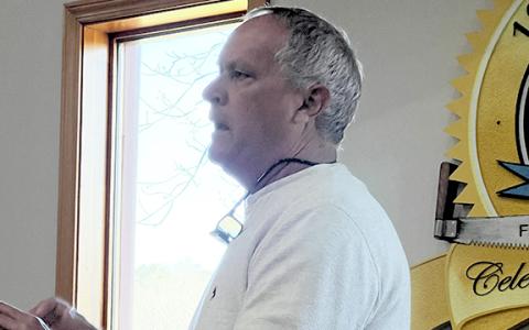 Jeff Hogsed proposes a new crosswalk for Edelweiss Strasse to the Helen City Commission. (Photo/Linda Erbele)