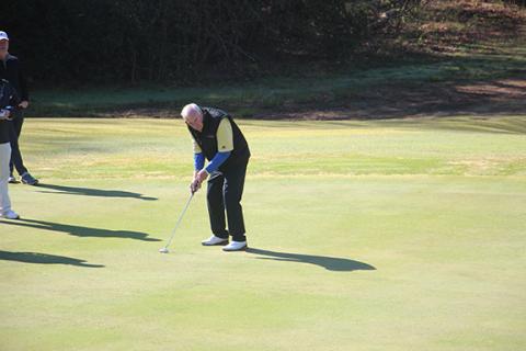 Roger Kaiser, All-American basketball player at Georgia Tech and coaching legend, gears up for a putt. (Photo/Jessica Wood)