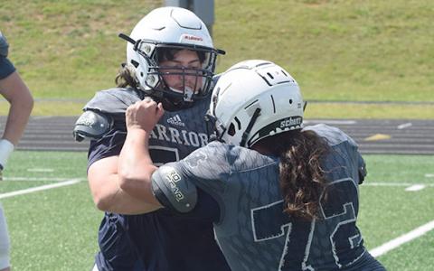 Landon Bulgin, left, squares off with Jeremiah Jarrard during a block drill Tuesday afternoon  (Photo/Mark Turner)