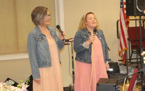 The Cody Cantrell Family sings “He is Love” during the dinner service. (Photo/Jessica Wood)