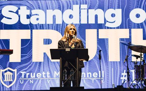 Riley Gaines speaks to crowd gathered at Truett McConnell University’s main event for Friends and Family Weekend. (Photo/Truett McConnell University)