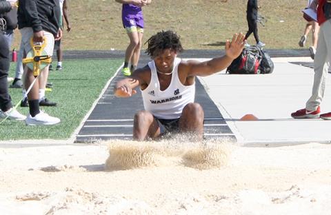 Vondre Nelson lands in the pit during the long competition.  (Photo/Eric Tiongson)