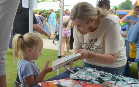 Noelyn Blount gets a new book to read from Tesnatee Gap Elementary Principal Noel Cochran. (Photo/Ollie Osborne)