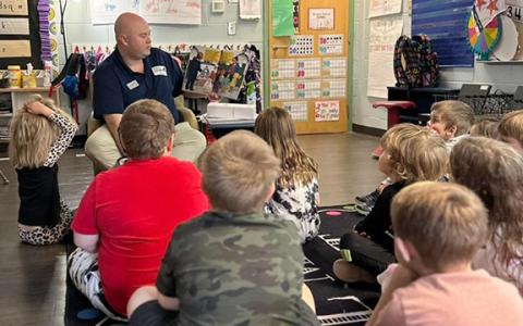 Cleveland Mayor Josh Turner reads to students at Mt. Yonah Elementary School last year. This year, he’s getting students involved in the Mayor’s Reading Club. (Photo/submitted)