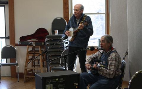 James and Joanne Sweeney perform “This Little Light of Mine” to kick off SNC’s Martin Luther King Junior Day celebration.