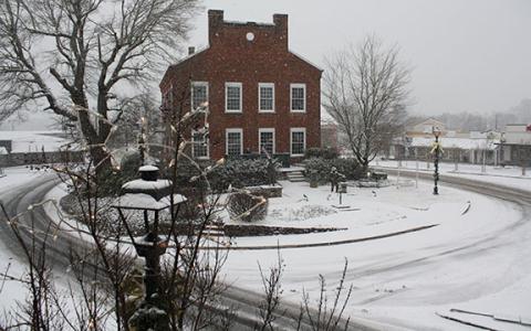 Cleveland’s downtown square was peaceful and quiet on Friday morning as the snow began to come down over White County. (Photo/Eric Tiongson)