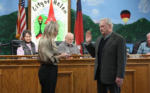 City Clerk Marilyn Chastain swears in Cliff Hood as mayor. (Photo/Eric Tiongson)