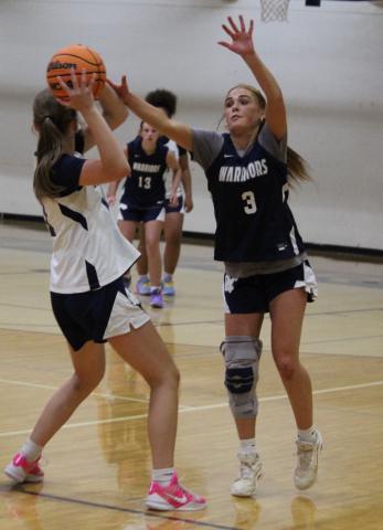 Ella Kate Shedd, right, puts pressure on Bailey Collins during Tuesday's practice. MARK TURNER/WCN