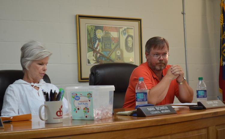 Councilwoman Nan Bowen and Cleveland Mayor Shan Ash discuss what action to take in regards to a letter signed by the mayor. (Photo/Stephanie Hill)