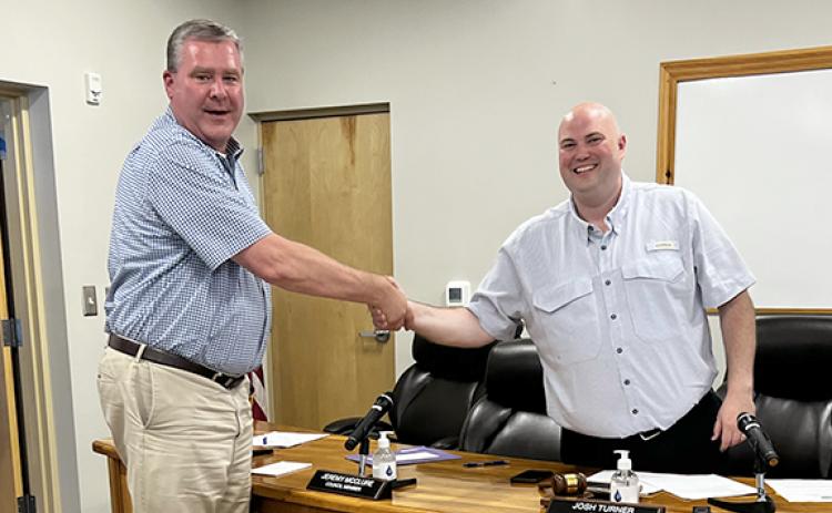 Cleveland city council welcomes new finance director John Solmon. (Photo/Linda Erbele)