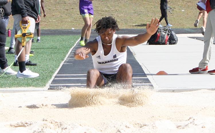 Vondre Nelson lands in the pit during the long competition.  (Photo/Eric Tiongson)