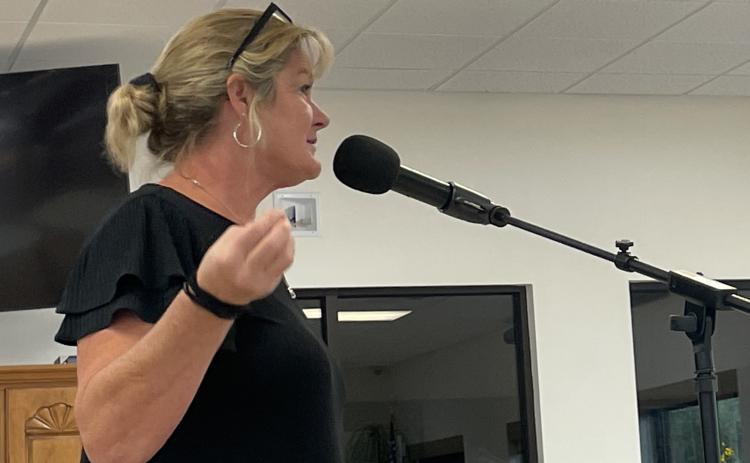 Andrea Irvin addresses the planning commission. (Photo/Jerry Grillo)