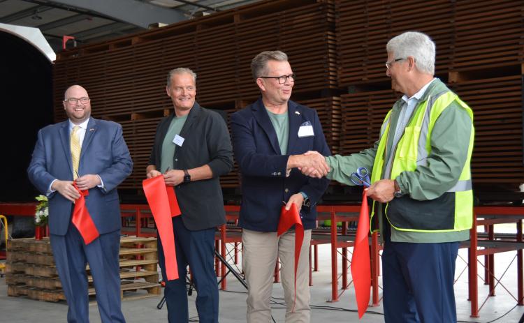 Mayor Josh Turner and Lunawood LLC General Manager Matti Koski are all smiles while Lunawood LLC Chairman Arto Halonen and District Representative Stan Gunter shake on the company’s upcoming expansion with Atlanta Hardwood in White County. ERIN ETRIS/WCN