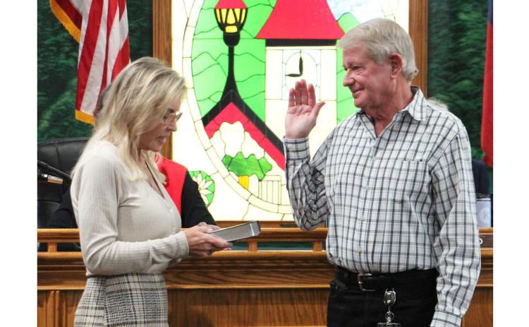 Lee Landress is sworn into office by Helen City Clerk Marilyn Chastain after the commission voted unanimously for him to serve as mayor. CARLY HENDERSON/WCN